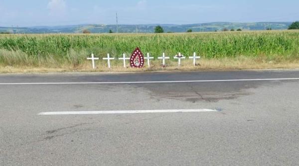 Imaginea durerii: O coroană şi şapte cruci, pe marginea drumului, după accidentul grav din Bacău