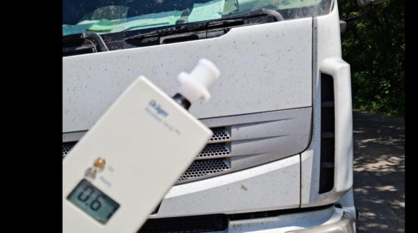 Șofer de TIR prins băut la volan, după ce polițiștii au citit cu atenție ce scria în parbriz. "Măcar a fost sincer" 