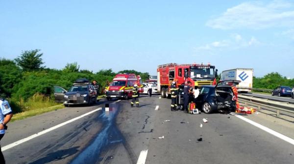 Accident mortal pe A1. Doi morți pe LOC. Una dintre victime a fost prinsă sub o camionetă. Traficul este blocat - VIDEO