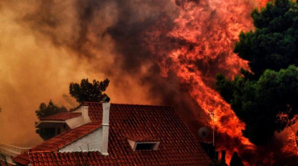Grecia: Două suburbii din Atena, evacuate în urma unui incendiu, care a distrus mai multe case