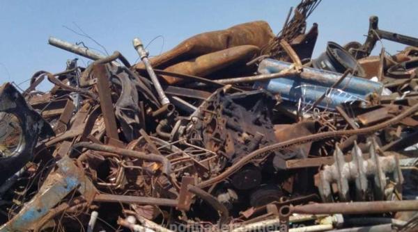 Navă, încărcată cu peste 500 de tone de deșeuri metalice, oprită la intrarea în România