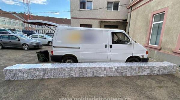 Autoutilitară, burdușită cu țigări, oprită de polițiștii de frontieră. Marfa de peste 175.000 lei, confiscată