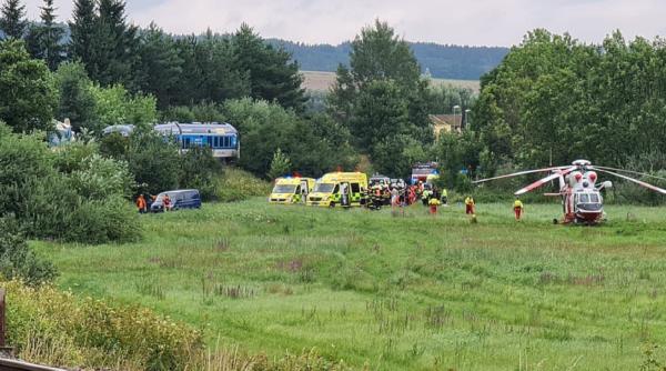 Cehia. Mai mulți morți și zeci de răniți după ce două trenuri de pasageri s-au ciocnit: „Situația este gravă!”