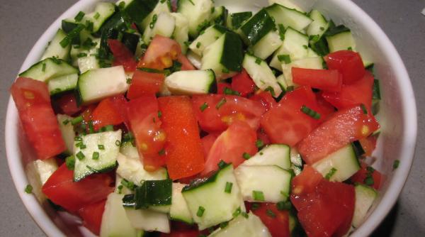 Salată de roşii şi castraveţi, vedeta verii. Oferă-i un gust special cu un truc nebănuit!