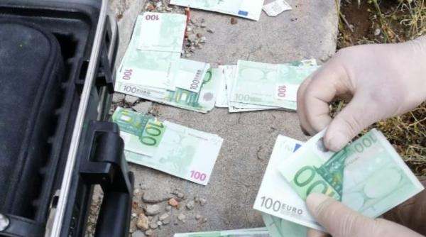 Seif cu 35.000 de euro, interceptat de autoritățile vamale române: Noi victime ale escrocheriei „Generalul american“