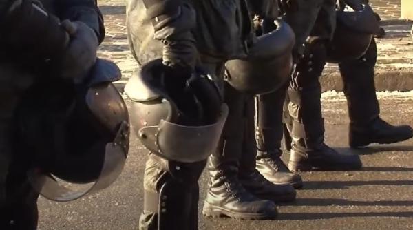 Ucraina. Un bărbat ameninţă cu detonarea unei grenade în clădirea guvernului