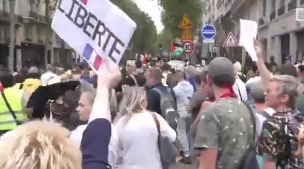 Franţa. PROTESTE în Paris după validarea permisului sanitar: "Macron, nu vrem permisul tău!" - VIDEO