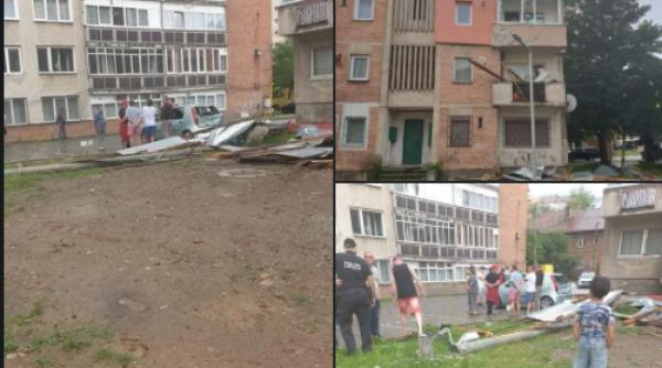 Furtuni în România. Maşini şi balcoane distruse după ce acoperişul unui bloc a fost smuls de vânt