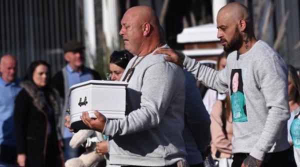 Irlanda. Un tată îndurerat cară sicriul bebelușului său, ucis de mama româncă: „Trebuia să fie botezul copilului și acum îl înmormântează"