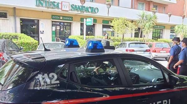  Italia. Un român și complicele său, prinși în flagrant când extorcau o sumă uriașă de la o bătrână