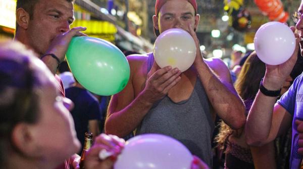 Un nou drog în vogă pe litoral. Tinerii inhalează din baloane gazul anestezic „Funny gas” 