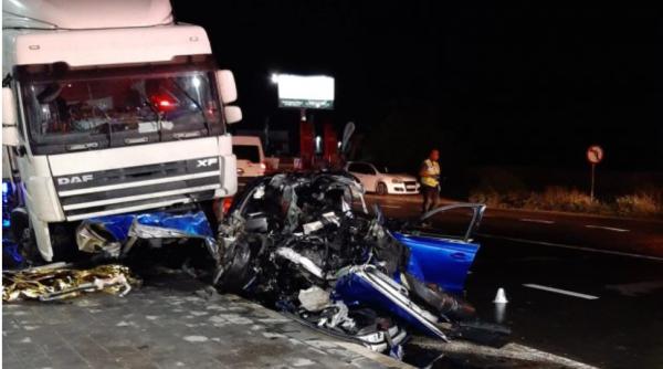 Accident cumplit în Focșani: Trei tineri au MURIT pe loc într-o mașină strivită sub un TIR