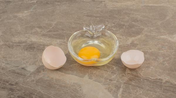 Amestecă ou cu bicarbonat de sodiu. Efectul genial al acestui truc de frumusețe