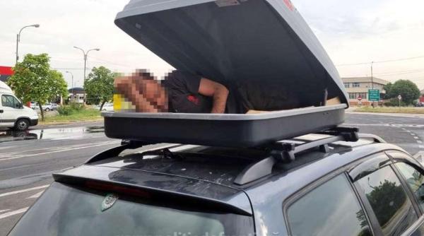 Ascuns în portbagajul de pe plafonul autoturismului, un bărbat a încercat să intre în România. Șoferul ar fi primit o mie de euro pentru cursă