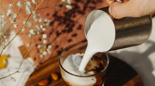Cafea cu gheaţă, perfectă pentru zilele calde de vară. Cum prepari cea mai aromată cafea răcoritare