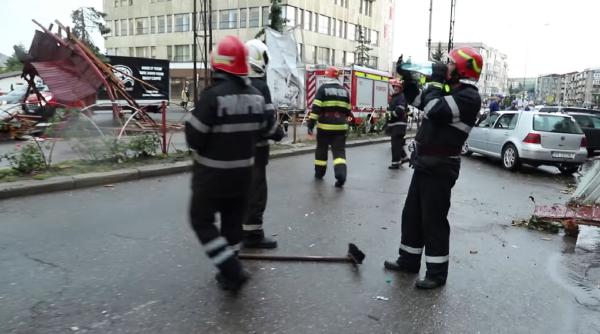 Furtunile au făcut prăpăd în România. Șoselele au fost blocate şi copacii s-au frânt peste maşini