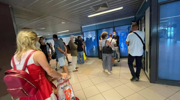 Lucian Mândruță, blocat pe aeroportul Otopeni: „Zborul nostru a dispărut de pe afișaj“