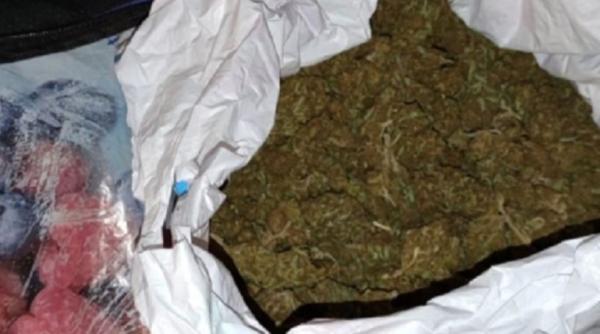Comoară găsită în casa unui tânăr din Năvodari: Patru kilograme de cannabis și 500 de doze cu substanță cu efecte psihoactive