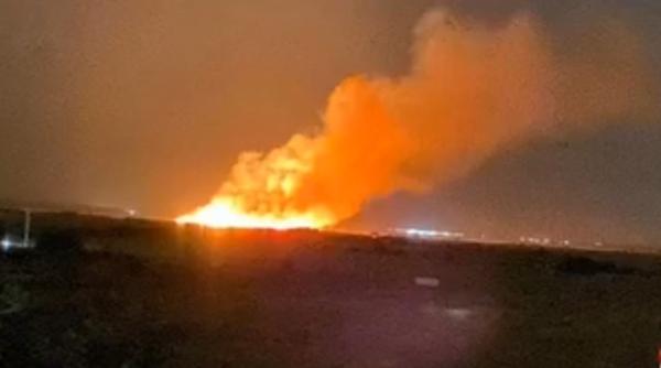 Incendiu violent de vegetație uscată în Mehedinți. Intervin 45 de pompieri