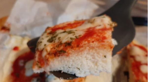 Pizza cu un conținut scăzut de carbohidrați, din trei ingrediente. O alternativă gustoasă și dietetică pentru cei care țin la siluetă