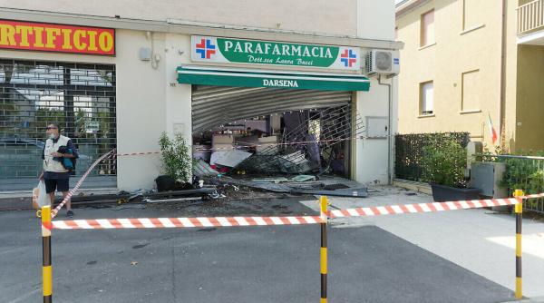 Șoc în Ravenna. Un român a intrat în plin cu Mercedesul într-o farmacie