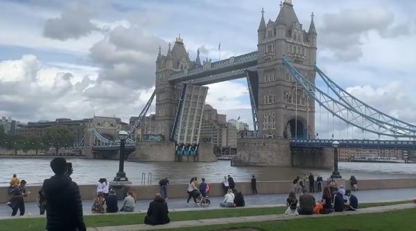 Tower Bridge din Londra a rămas blocat şi a provocat un blocaj uriaş în trafic