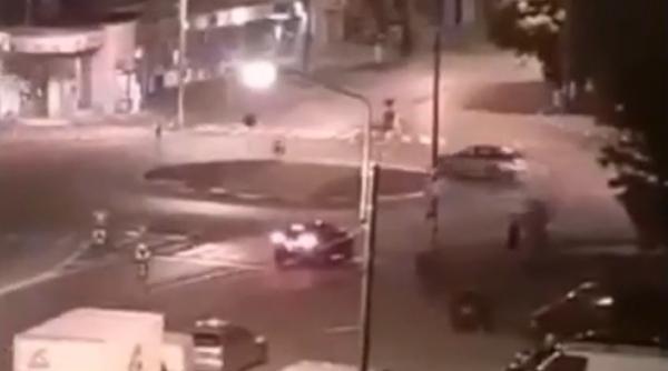 Un şofer român s-a crezut „regele şoselelor”. S-a învârtit într-un sens giratoriu până a venit Poliţia să-l scoată 