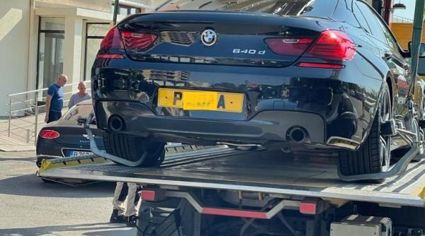 Imaginea virală a zilei: Român lăsat fără BMW-ul său cu „număr special“, după ce a blocat calea de acces într-o parcare din Mamaia