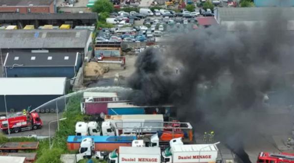 Olanda. TIR-uri, în flăcări într-o zonă industrială: „Văd camionete cu plăcuțe de înmatriculare românești. Ce naiba fac aici?”