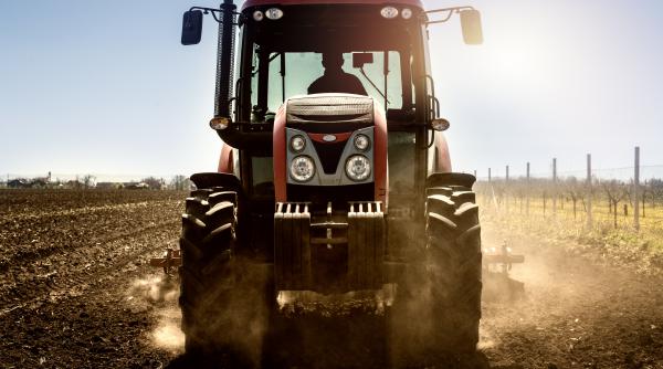 Român, mort după ce a căzut sub un tractor