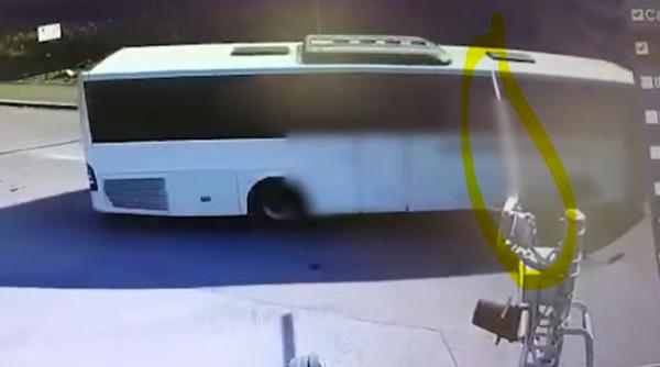 Șoferul unui autocar plin cu muncitori români, surprins când forța trecerea la calea ferată: Imagini de infarct!