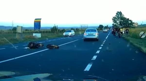 Un bărbat din Galaţi, la un pas de moarte. Motocicleta pe care o conducea s-a rupt în două, după impactul cu o maşină 