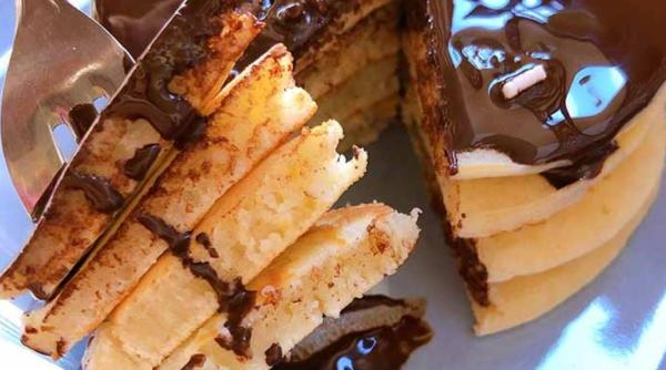 Clătite pufoase fără ouă, lapte și unt. O rețetă ușoară și rapidă pentru un mic dejun de nota 10