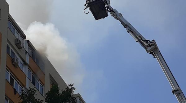 INCENDIU bloc Bucureşti. Unui pompier i s-a făcut rău în misiune. O fetiţă şi alţi doi locatari au avut nevoie de îngrijiri medicale