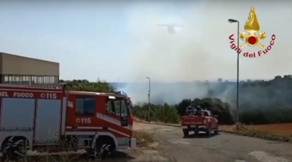 Italia. localitate din sudul ţării, evacuată după ce flăcările au ajuns aproape de casele oamenilor: "Suntem ţinta atacurilor piromanilor"