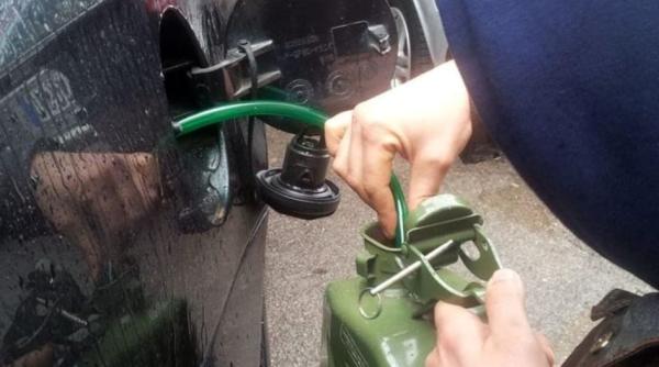 Italia. Un șofer român, surprins în timp ce fura motorină dintr-un camion parcat