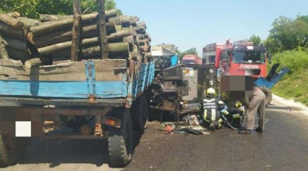 Tractor, rupt în două de un TIR. Șoferul a murit pe loc