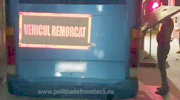 Autocar defect, tractat pe o platfomă, oprit în vamă. Era burdușit cu țigări. Șoferul s-a ales cu o amendă uriașă