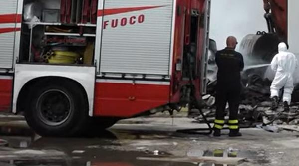 Italia. 400 de romi din România, printre care 100 copii, evacuați din tabără în urma unui incendiu violent - VIDEO