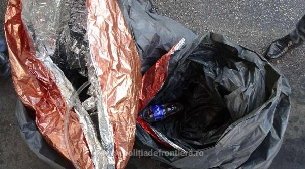 Miigranţi înfăşuraţi în saci de plastic şi folie de aluminiu, găsiţi într-un TIR, la graniţa României