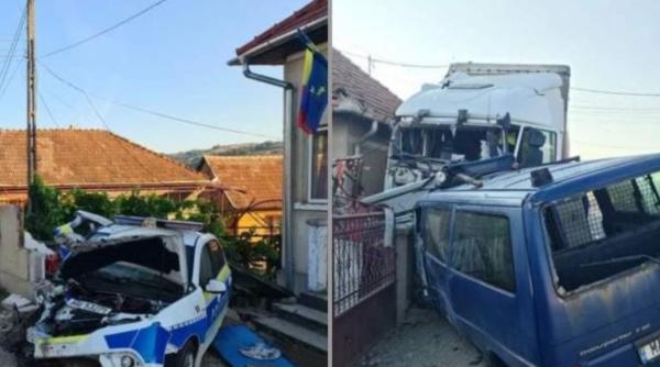 Accident rutier. Un TIR a spulberat o dubă de jandarmi şi o maşină de poliţie, în Sălaj