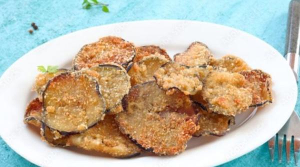 Chipsuri crocante din vinete și dovlecei. Un deliciu culinar cu doar 70 de calorii 