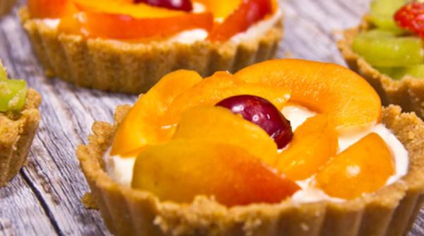 Minitarte cu fructe, fără coacere. Un desert ce combină simplitatea tartei tradiționale cu prospețimea fructelor