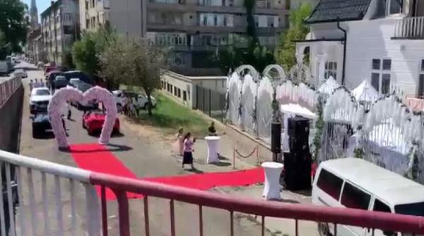 O familie de români a blocat o stradă pentru a-și face nunta. Au pus covor roșu și boltă de flori în mijlocul drumului