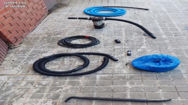 Spania. Doi români prinși în timp ce furau motorină din TIR-ului unui polonez. Combustibilul era transferat direct în rezervorul camionului lor