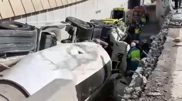 Spania. Mașină, zdrobită de o betonieră care s-a răsturnat. Trei persoane au fost rănite 