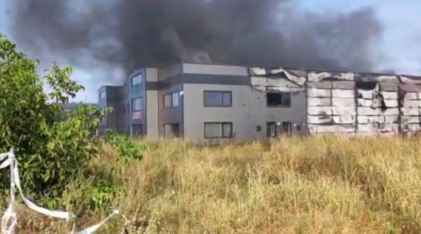 INCENDIU uriaș la o hală din Mogoșoaia. Pompierii spun că există riscul ca focul să se extindă. ULTIMA ORĂ