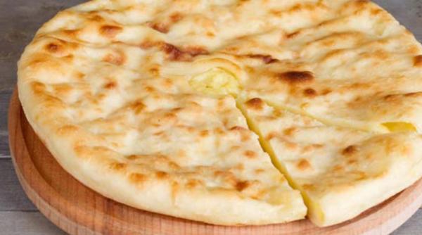 Pizza de cartofi la tigaie. Un preparat rustic genial și extrem de simplu de făcut