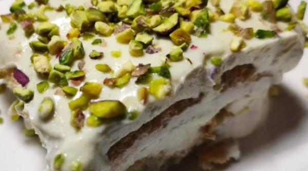 Tiramisu cu fistic. Un desert proaspăt, de vară, care are doar 200 de calorii. Este demențial de delicios