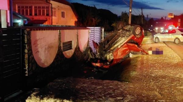 Un mort și doi răniți, după ce o mașină s-a răsturnat și a luat foc, în Câmpulung 